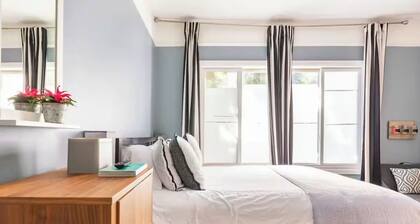 Central Guest Favorite: Walk to Everything: Steps from Valencia & Hayes Valley