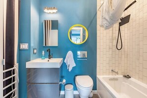 Secador de pelo, toallas, jabón, papel higiénico