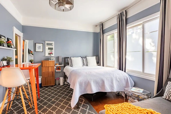 1 habitación, tabla de planchar con plancha, wifi y ropa de cama