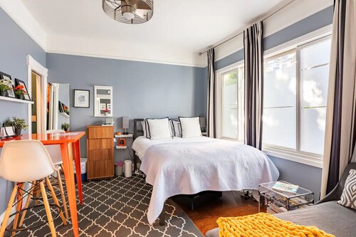 Central Guest Favorite: Walk to Everything: Steps from Valencia & Hayes Valley