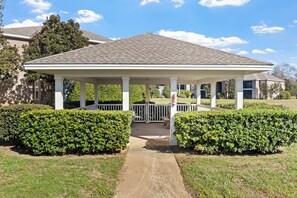 Property grounds - Tranquil 2-bedroom condo in charming Foley close to beaches, Owa and Ballfields! (Foley)