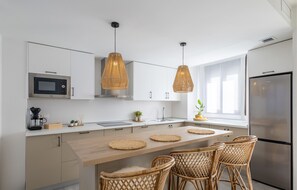 Een koelkast, een microgolfoven, een oven, een vaatwasser