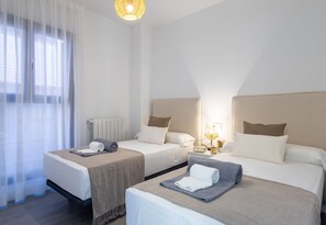 3 slaapkamers, een strijkplank/strijkijzer, reisbedje, gratis wifi