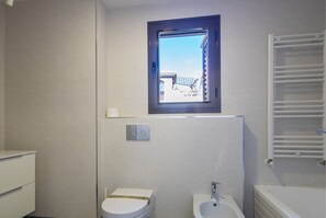 Douche, sèche-cheveux, serviettes fournies