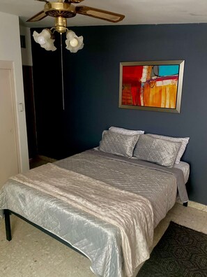 4 bedrooms, iron/ironing board, WiFi, bed sheets
