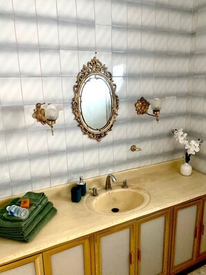 Een haardroger, handdoeken, zeep, toiletpapier
