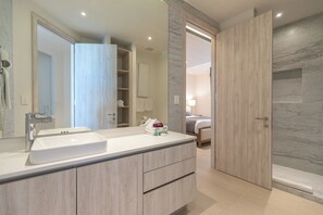 Shower, jetted tub, hair dryer, towels - Sunsets in Paradise, Cozy 3-bedroom Condo in amazing Puerto Peñasco (Puerto Peñasco)