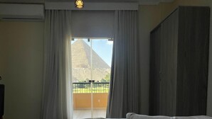 In-room safe, blackout drapes, soundproofing, WiFi (free) - Golden Glamour Pyramids View (Giza)