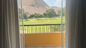 In-room safe, blackout drapes, soundproofing, WiFi (free) - Golden Glamour Pyramids View (Giza)