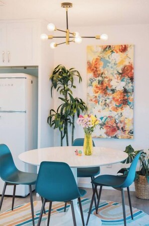 Dining - Casa De Colores w/ Arcade, hot tub + more - J Tree

 (Joshua Tree)