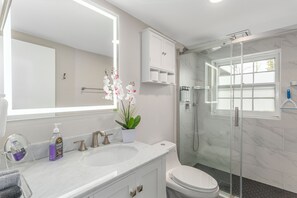 Een douche, milieuvriendelijke toiletartikelen, een haardroger