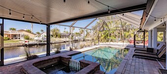 Family Escape w/ 5 bedrooms, pool, hot tub & canal