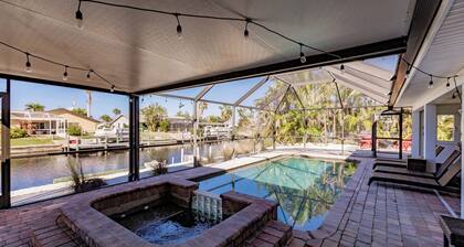 Family Escape w/ 5 bedrooms, pool, hot tub & canal