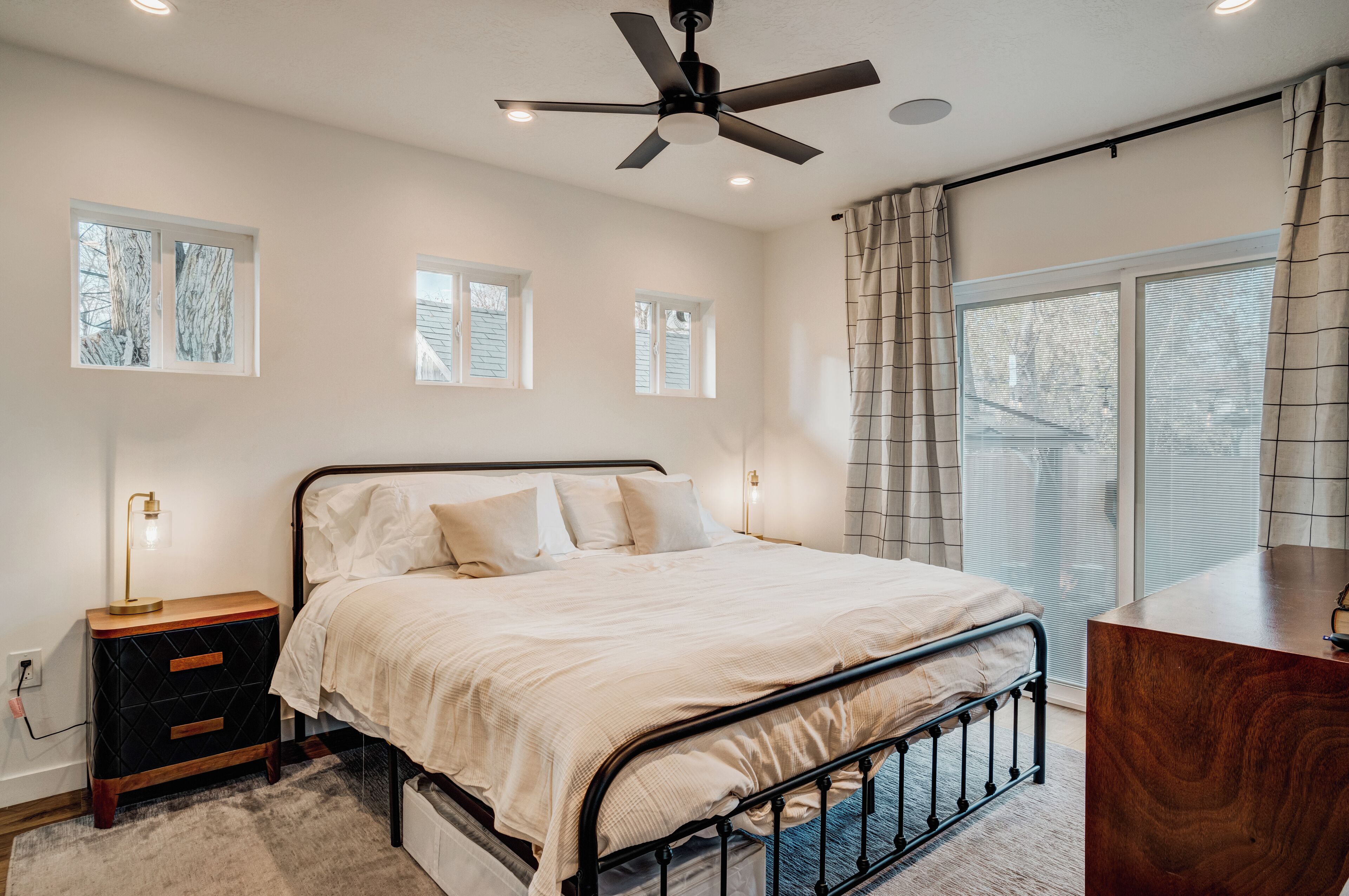 4 bedrooms, desk, iron/ironing board, travel crib