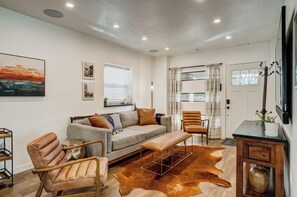 TV - Modern Liberty Park 4BR Home with fast WIFI nice Hot tub and Tesla EV Charger (Salt Lake City)