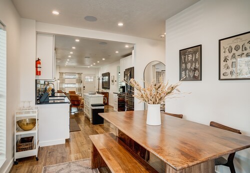 Modern Liberty Park 4BR Home with fast WIFI nice Hot tub and Tesla EV Charger