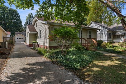 Bright & Spacious on William St.