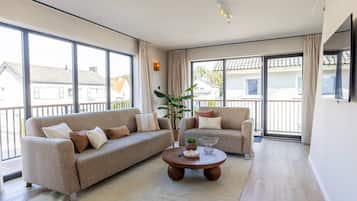 3 bedrooms, desk, Internet