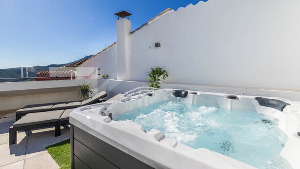 Outdoor spa tub - BANDERAS & SPA STUDIO HYDROMASSAGE+JACUZZI (CAMINITO DEL REY/OPTIONAL MASSAGE) (Carratraca)