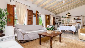 Een televisie, een open haard en boeken