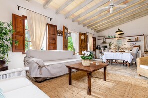 TV, fireplace, books - YourHouse Estada (Sineu)