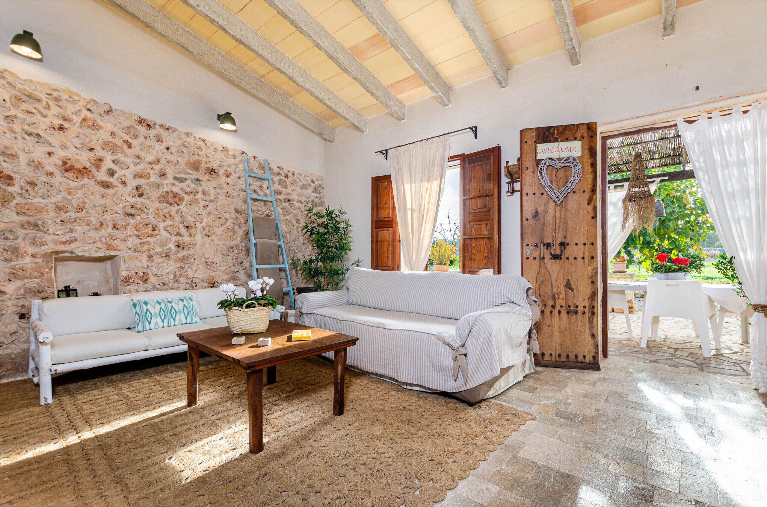 Televisie, een open haard en boeken