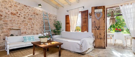 Televisie, een open haard en boeken