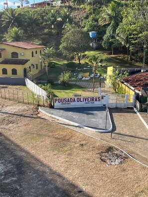 Vista frontal de la propiedad