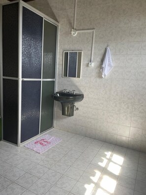 Habitación triple familiar, vista a la playa | Baño