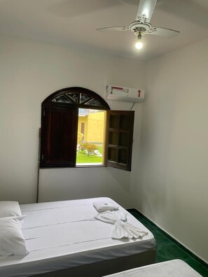 Habitación triple familiar, vista a la playa | 1 habitación, tabla de planchar con plancha y wifi gratis