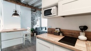 Coffee/tea maker, fridge, microwave, oven - Flat in the centre of Como (La Maison) (Como)