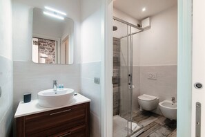 Dusche, Haartrockner, Bidet, Handtücher