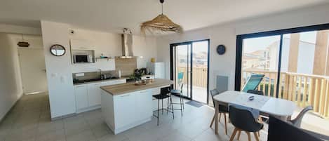 Réfrigérateur, four à micro-ondes, un four, grille-pain