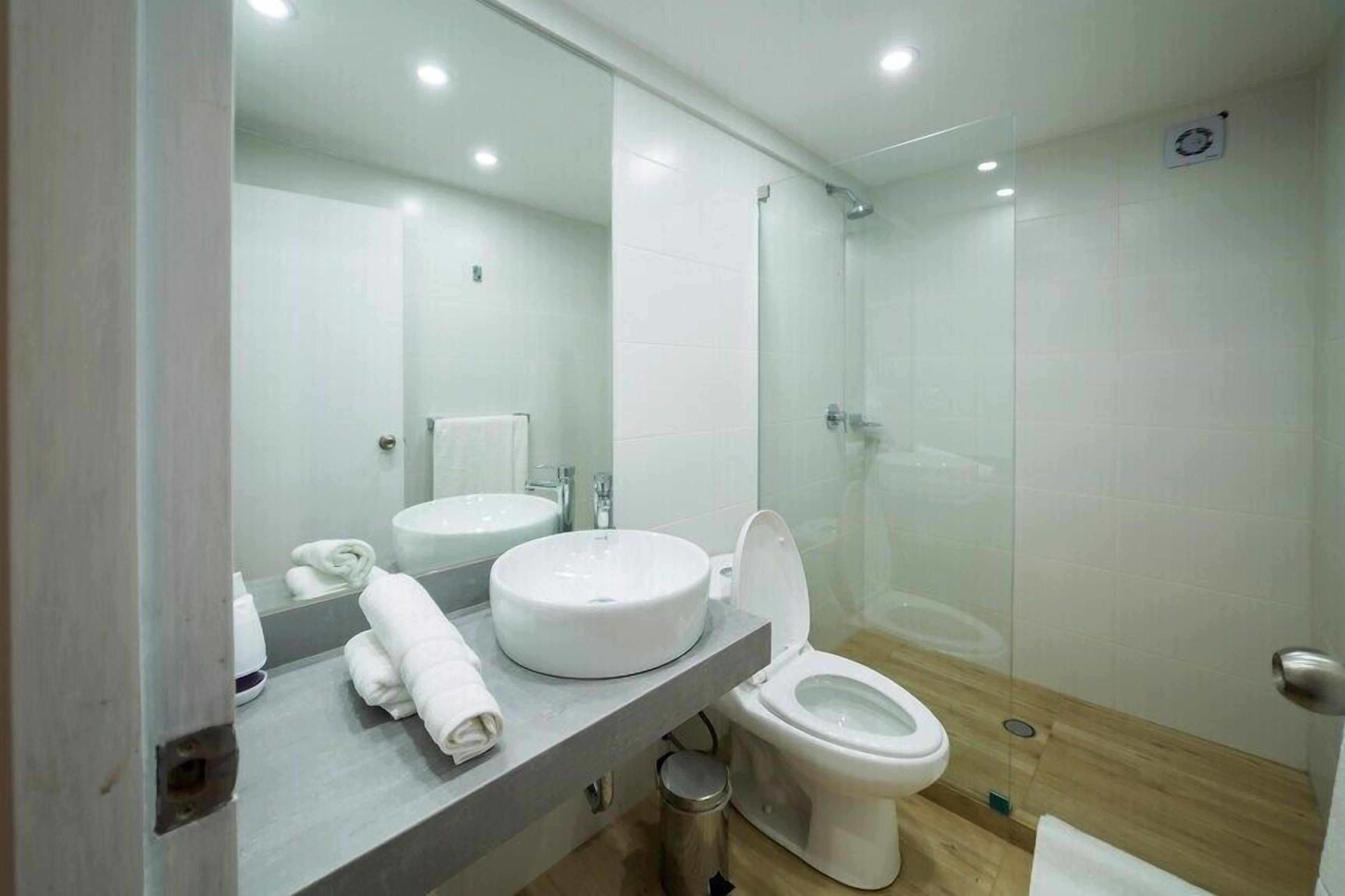 Chambre Supérieure, balcon, vue parc | Salle de bain | Douche, serviettes fournies, savon, shampoing