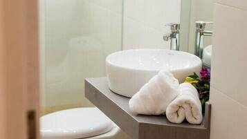 Superior Suite, Garden View | Bathroom