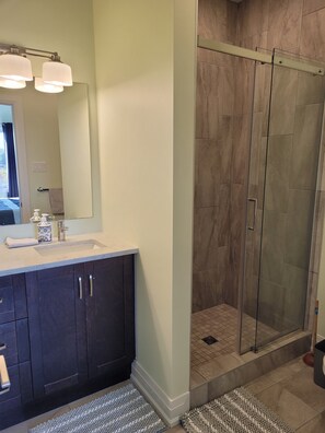 Dusj, hårføner, håndklær og såpe