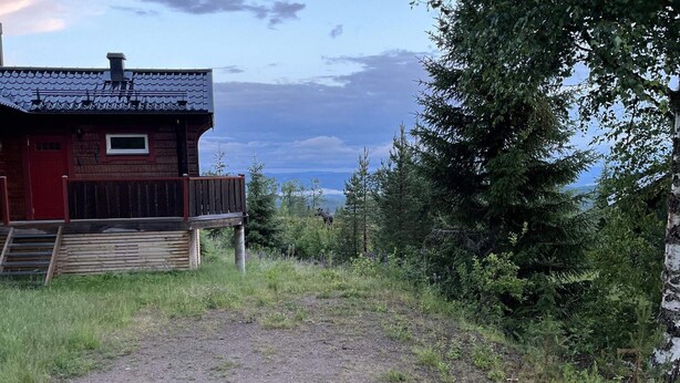 A cabin with a wooden deck and a view of the mountains. - 4 Star Holiday Home in Syssleback (Sysslebäck)