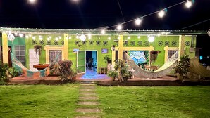 A house with a green exterior, a hammock, and a small pool. - Green Hostel (Moyagalpa)