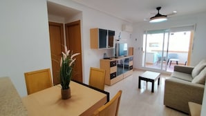 Un apartamento moderno con comedor, cocina y sala de estar.