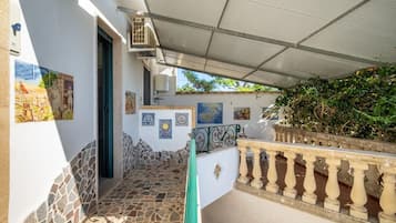 House, 1 Bedroom, Smoking, Garden View | Property grounds