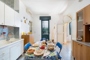 House, 1 Bedroom, Smoking, Garden View | Dining room