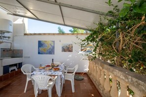 House, 1 Bedroom, Smoking, Garden View | Dining
