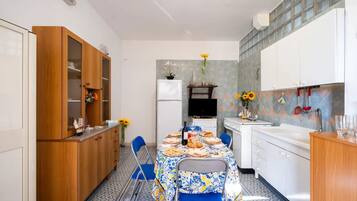 House, 1 Bedroom, Smoking, Garden View | Dining room