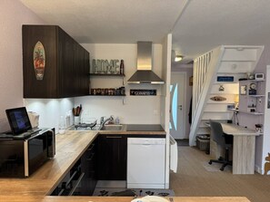 Jääkaappi, uuni, astianpesukone, leivänpaahdin