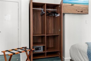 Desk, iron/ironing board, free WiFi, bed sheets