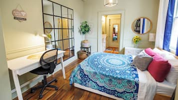 1 dormitorio, escritorio, tabla de planchar con plancha y wifi