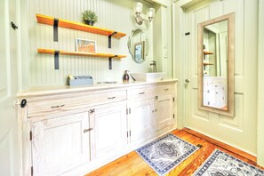 ヘアドライヤー、タオル、石鹸、シャンプー