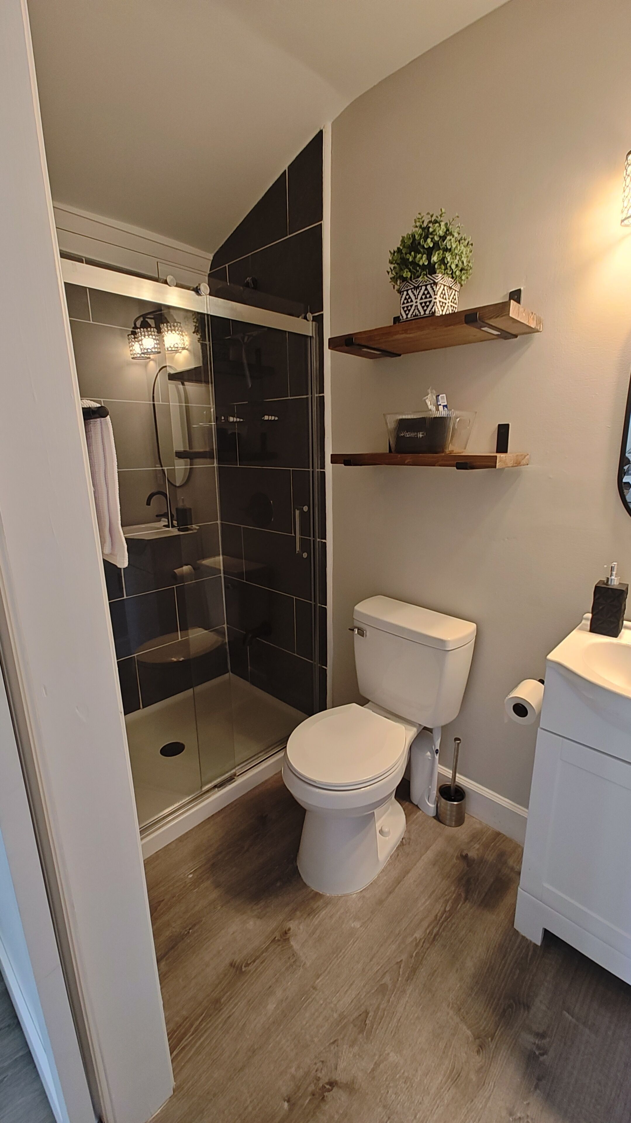 Sèche-cheveux, serviettes fournies, savon, papier toilette