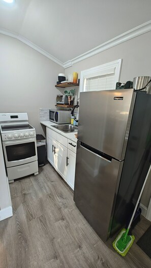Private kitchen - Charming Cozy Cottage Pittsboro  (Pittsboro)