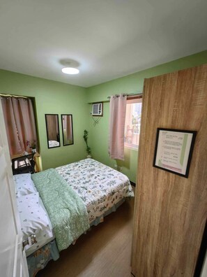 1 bedroom, iron/ironing board, WiFi, bed sheets - Cozy 1-bedroom condo with AC, WiFi in lovely Quezon City (Quezon City)